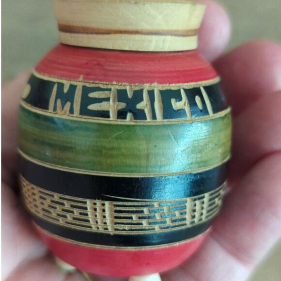 Vintage Carved Wood Souvenir Mexico Salt and Pepper Shakers Red and Green - Picture 5 of 10